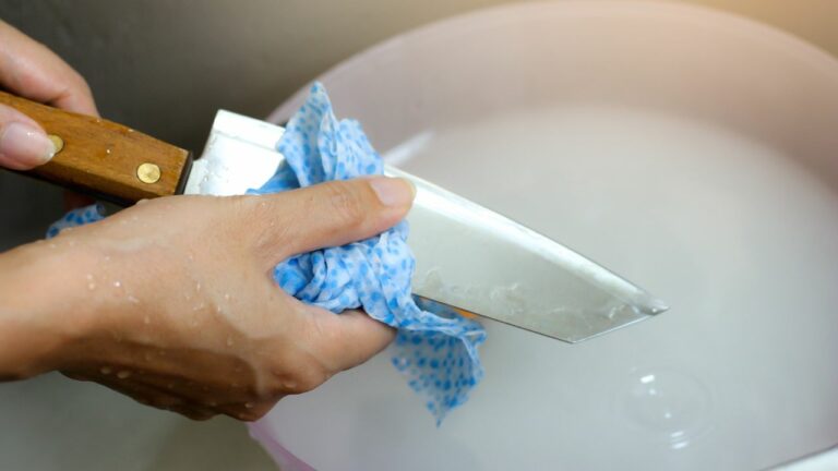 Knife Hygiene: When Must A Knife Be Cleaned And Sanitized?